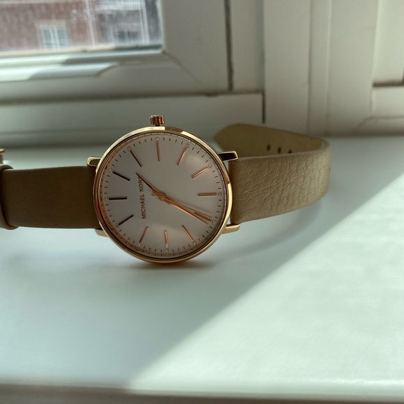 Michael Kors MK2748 women’s leather strap watch - Picture 7 of 7